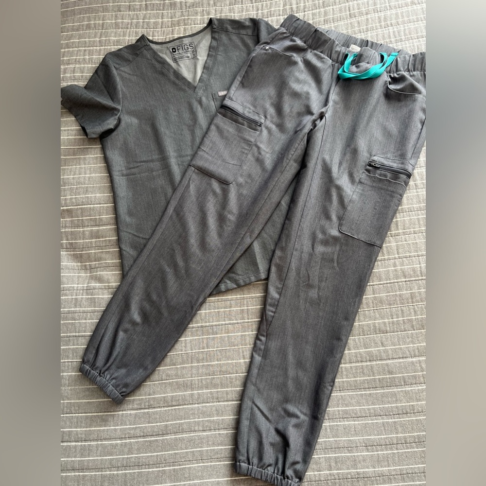 Figs Scrub Set Graphite. Catarina top/ Wasu Jogger